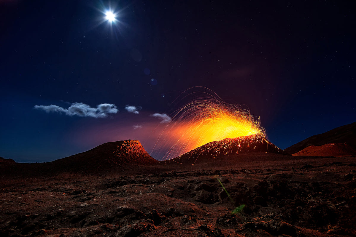 photo-wallpaper-lava-flow-with-the-moon