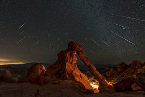 photo-wallpaper-geminid-meteor-shower-above-the-elephant-rock