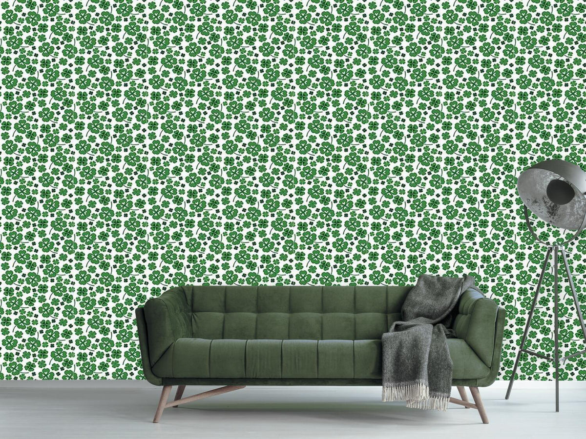 patterned-wallpaper-lucky-clover-white